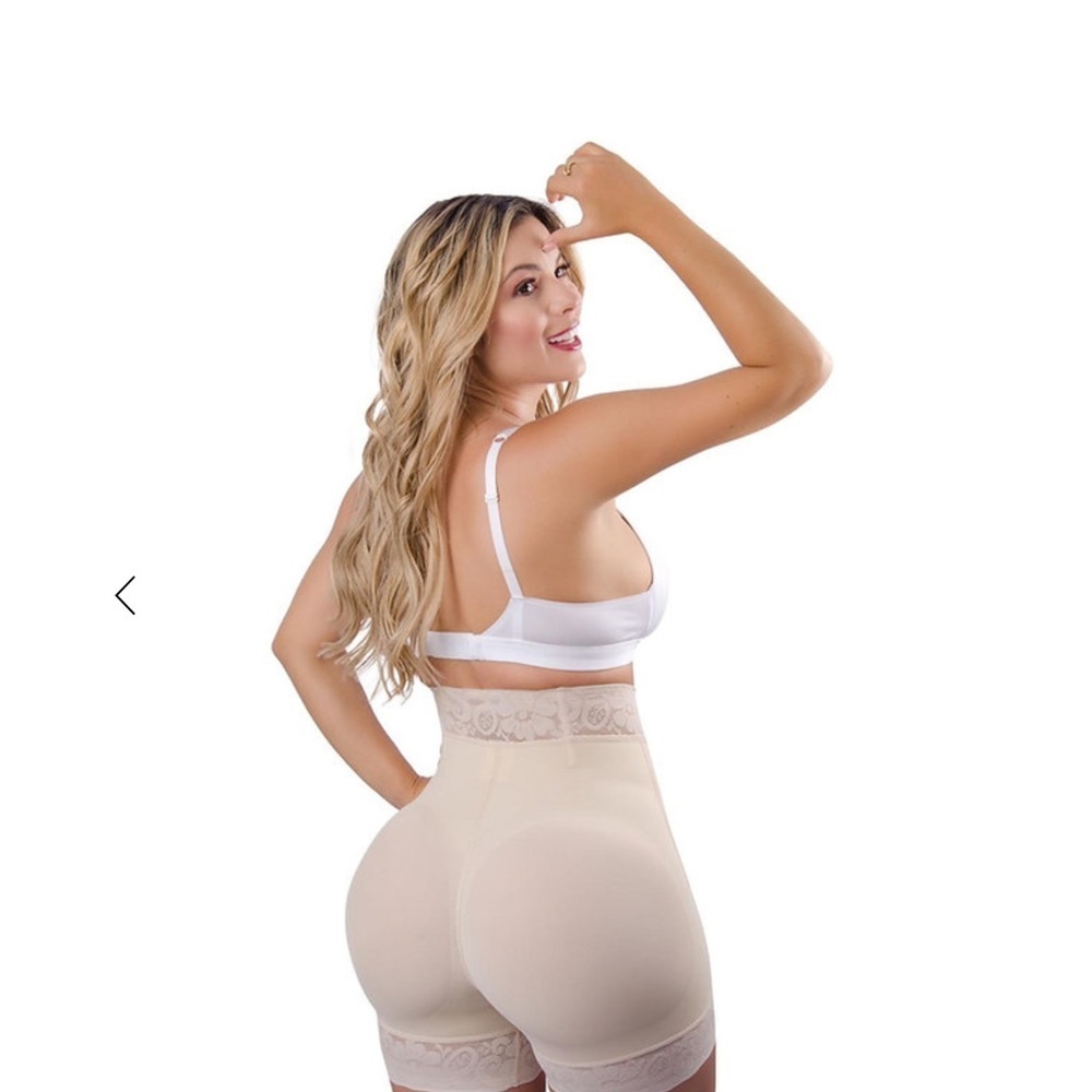 Laura Latina Divina Faja - Picture 3 of 3